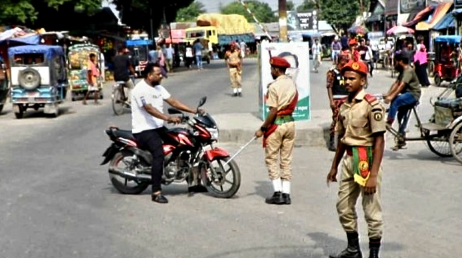 সারা বাংলাদেশের ন্যায় শিক্ষার্থীরা ট্রাফিক নিয়ন্ত্রণের দায়িত্ব পালন