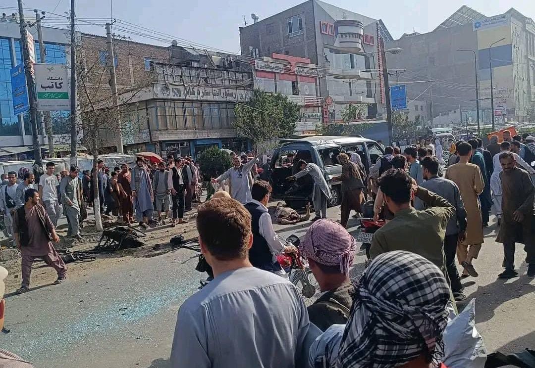 حملات پی در پی و سريالي در مناطق هزاره نشین غرب کابل عمدا و به خاطر تداوم نسل کشی سیستماتیک هزاره ها صورت می‌گیرد  ، سالهاست که نیروهای منظم و با پشتیبانی ساختار های امنیتی بس های مسافر بری را مین گذاری می کنند اما هیچ وقت کسی دستگیر،  افشا و محاکمه نمی شود.
#StopHazaraGenocide