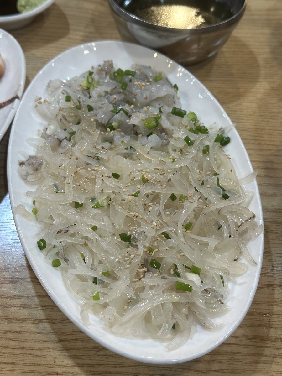 mukjalee's tweet photo. 📍초량 이찌마오

지금 오징어회가 제철이라 또 달려감 ㅋㅋ 오징어로 먹을 수 있는거 다 시켰는데 죄다 맛도리ㅠㅠㅠㅠ 사장님이 가자미 물회 먹어보라고 서비스 줬는데 육수가 맛있어서 그런지 그것또한 존맛이었다... 여기에 라면도 먹었는데 너무 맛있어서 이날 제일 먼저 개만취햇음 ㅎ https://t.co/CIesO2OqYv