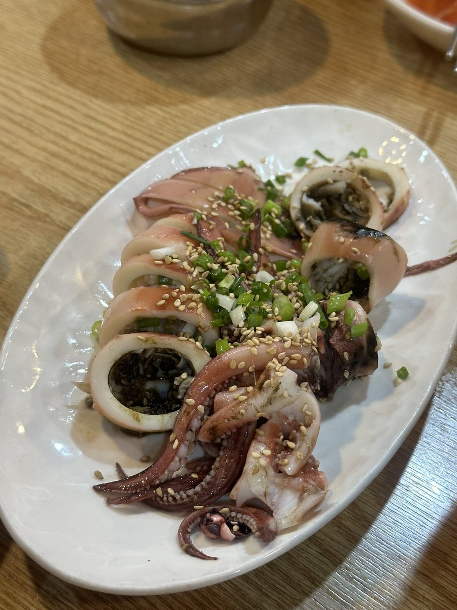mukjalee's tweet photo. 📍초량 이찌마오

지금 오징어회가 제철이라 또 달려감 ㅋㅋ 오징어로 먹을 수 있는거 다 시켰는데 죄다 맛도리ㅠㅠㅠㅠ 사장님이 가자미 물회 먹어보라고 서비스 줬는데 육수가 맛있어서 그런지 그것또한 존맛이었다... 여기에 라면도 먹었는데 너무 맛있어서 이날 제일 먼저 개만취햇음 ㅎ https://t.co/CIesO2OqYv