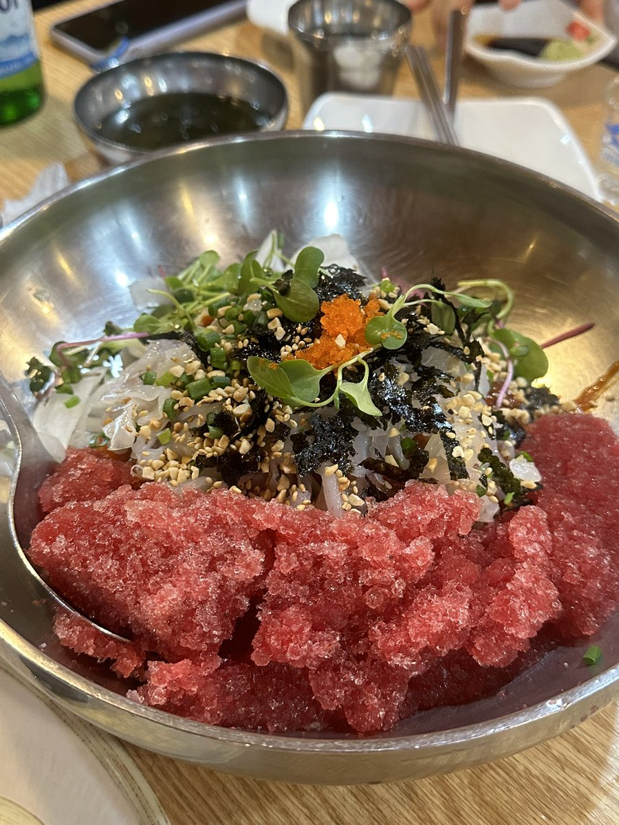 mukjalee's tweet photo. 📍초량 이찌마오

지금 오징어회가 제철이라 또 달려감 ㅋㅋ 오징어로 먹을 수 있는거 다 시켰는데 죄다 맛도리ㅠㅠㅠㅠ 사장님이 가자미 물회 먹어보라고 서비스 줬는데 육수가 맛있어서 그런지 그것또한 존맛이었다... 여기에 라면도 먹었는데 너무 맛있어서 이날 제일 먼저 개만취햇음 ㅎ https://t.co/CIesO2OqYv