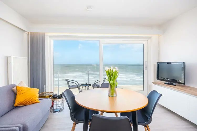 verounicohuizen's tweet photo. Volledig vernieuwde studio met een gezellige woonkamer met kamerhoge ramen die uitgeven op het terras met zeezicht. Kom van je genieten van de Belgische kust?

https://t.co/A6B9X2JGpy

#vakantiehuishuren #België #Middelkerke #WestVlaanderen https://t.co/v6yhDo6snR
