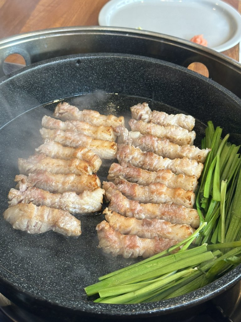 mukjalee's tweet photo. 📍서면 도화식당

반찬도 맛있고 고기도 두툼하이 존맛 !! 갠적으로 삼겹살이 더 맛있었는데 같이간분은 목살이 더 맛있었다함 ㅋㅋ 근데 여기 고기도 고긴데 방아 싫어하시는거 아니면 제발 된장찌개 꼭 드시고 오세요ㅠ 안자극적이고 국물 개시원 ㅠ 화장실은 야외라 좀 ㅂㄹ ㅠ 글고 쌈 없어서 아쉽 https://t.co/rHqHnhTgFP