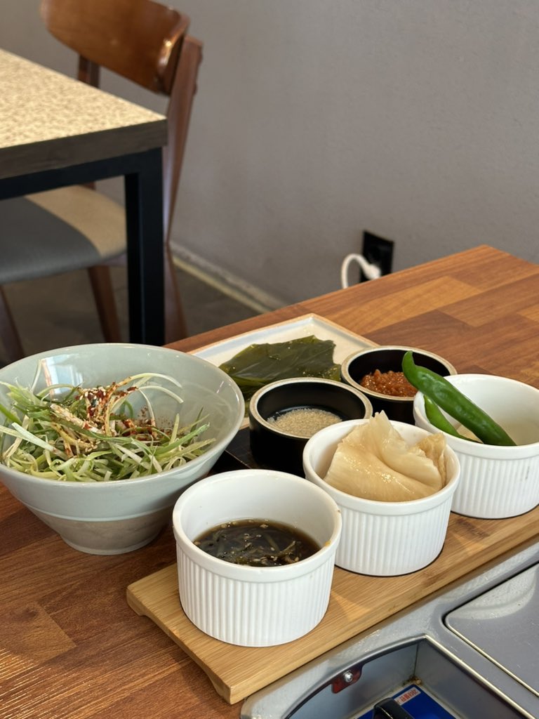 mukjalee's tweet photo. 📍서면 도화식당

반찬도 맛있고 고기도 두툼하이 존맛 !! 갠적으로 삼겹살이 더 맛있었는데 같이간분은 목살이 더 맛있었다함 ㅋㅋ 근데 여기 고기도 고긴데 방아 싫어하시는거 아니면 제발 된장찌개 꼭 드시고 오세요ㅠ 안자극적이고 국물 개시원 ㅠ 화장실은 야외라 좀 ㅂㄹ ㅠ 글고 쌈 없어서 아쉽 https://t.co/rHqHnhTgFP