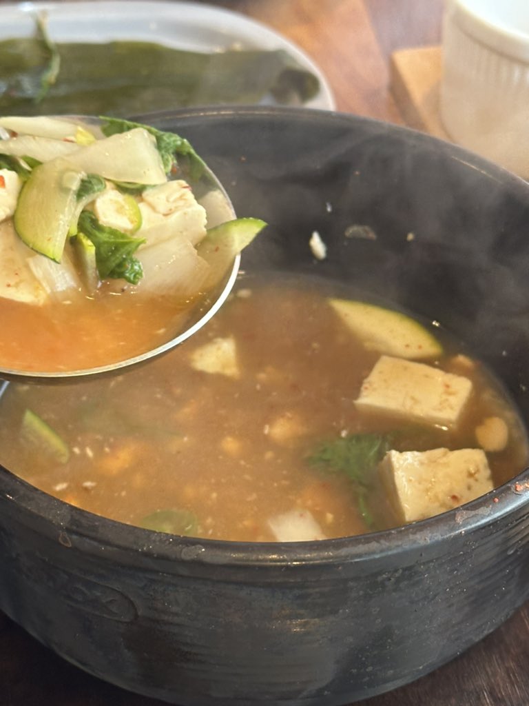 mukjalee's tweet photo. 📍서면 도화식당

반찬도 맛있고 고기도 두툼하이 존맛 !! 갠적으로 삼겹살이 더 맛있었는데 같이간분은 목살이 더 맛있었다함 ㅋㅋ 근데 여기 고기도 고긴데 방아 싫어하시는거 아니면 제발 된장찌개 꼭 드시고 오세요ㅠ 안자극적이고 국물 개시원 ㅠ 화장실은 야외라 좀 ㅂㄹ ㅠ 글고 쌈 없어서 아쉽 https://t.co/rHqHnhTgFP