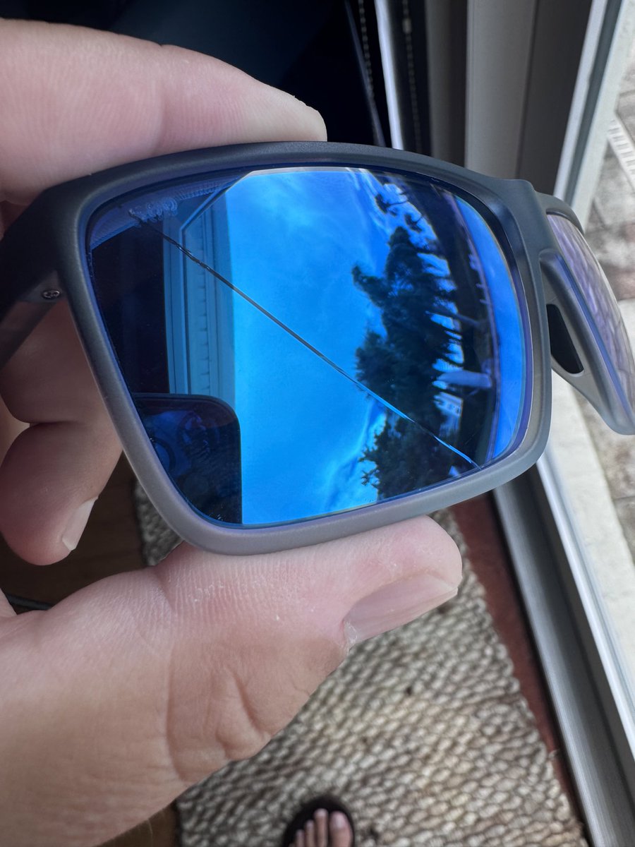 wheezieILTP's tweet photo. Come on @CostaSunglasses how does a brand new lense crack like this? https://t.co/Ngl1a8WWsU