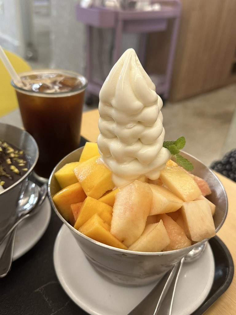 mukjalee's tweet photo. 📍전포 데이오프데이

가게 시스템이나 직원들 때메 기분 좀 상했는데 빙수랑 커피가 너무 맛있어서 추천... 안맛있으면 안될정도로 비싸긴한데 ㅋㅋㅋㅋㅋㅋ 달달구리 안좋아하는 나로써 간만에 넘 맛있게 먹어서 추천추천 ㅎ 두바이 유행 뒤늦게 빙수로 탑승 ㅎ https://t.co/5vlXkdw0QQ