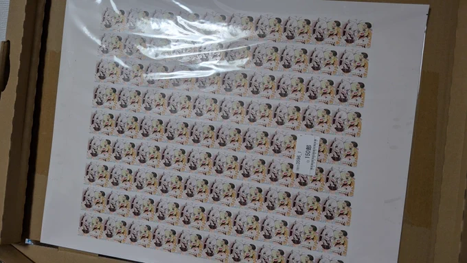 今回の戦利品の品々と、差し入れで頂いたおかし!飲み物は今冷蔵庫で冷やしてます、いつもありがとうございます。そしてこれは家に忘れたシールです。どうしてこんなことに…… 