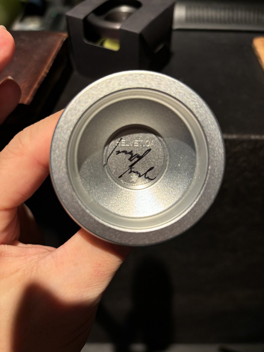 tomohiro_hatano's tweet image. 以前から行ってみたかった #yyr 直営店にゐる(#nir_yyr )さんに行って来ました!

並んだヨーヨーは(ほぼ)全て試しぶりできる親切仕様🙌
飲み物を頂きつつ貴重なお話が聞けて良かったです!

キドケンゴさんにサインも頂きました〜!
ペンを貸してくださった方ありがとうございました🙏
#ヨーヨー #yoyo