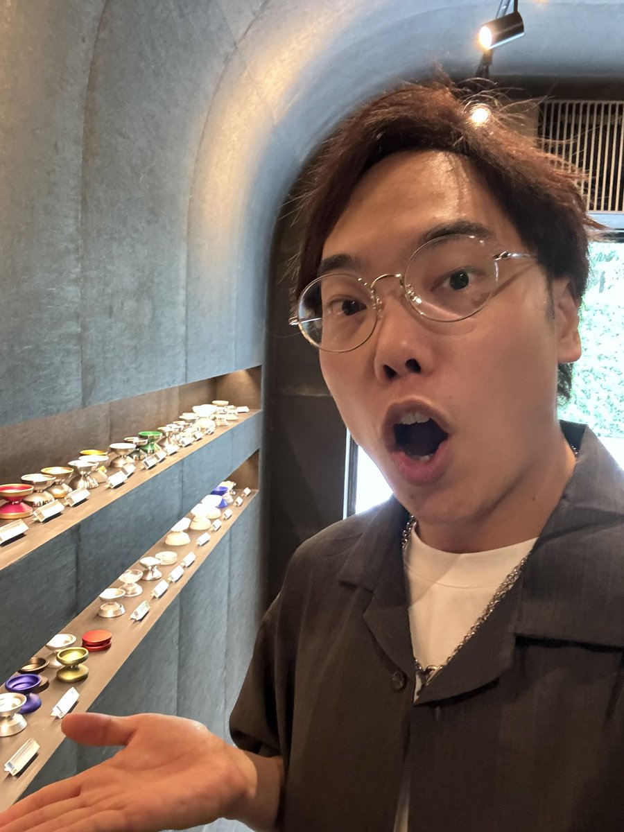 tomohiro_hatano's tweet image. 以前から行ってみたかった #yyr 直営店にゐる(#nir_yyr )さんに行って来ました!

並んだヨーヨーは(ほぼ)全て試しぶりできる親切仕様🙌
飲み物を頂きつつ貴重なお話が聞けて良かったです!

キドケンゴさんにサインも頂きました〜!
ペンを貸してくださった方ありがとうございました🙏
#ヨーヨー #yoyo