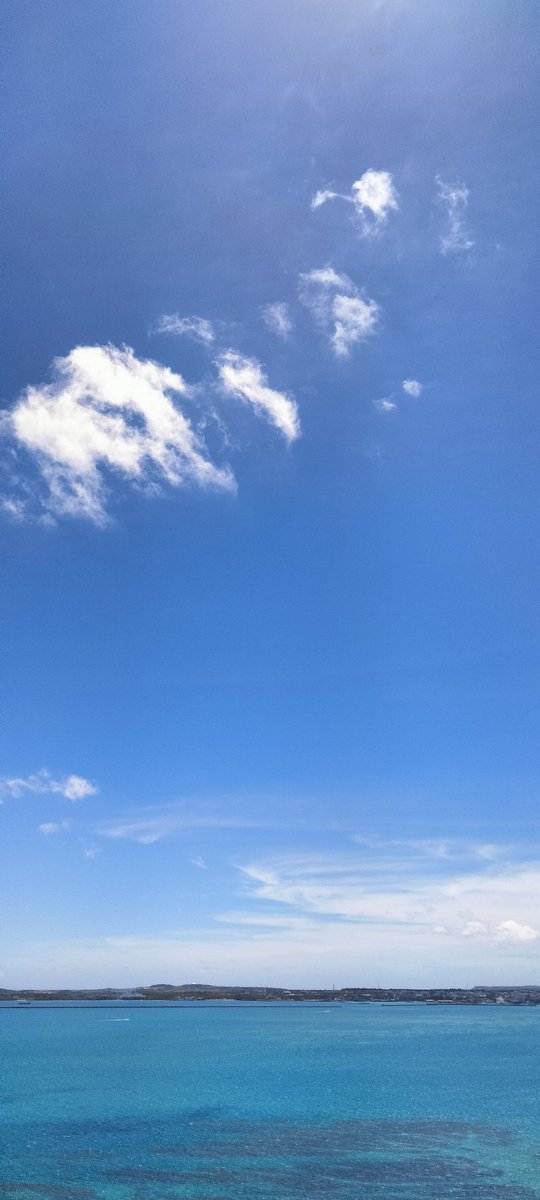 kakimi8's tweet photo. 母の実家まで長距離ドライブ。🚙
親戚一同が集まり、久しぶりに賑やかな集い。
帰りに立ち寄ったお店でうまい棒を買って。
私の推しの誕生日を空に向かって祝おう。
今夜は帰ったらあの曲を。
ピアノを引く健一さんは
やっぱ、イイ！！
#8月11日は黒沢健一の誕生日 
#All_I_WANT_IS_YOU https://t.co/Y6KBrmb56F