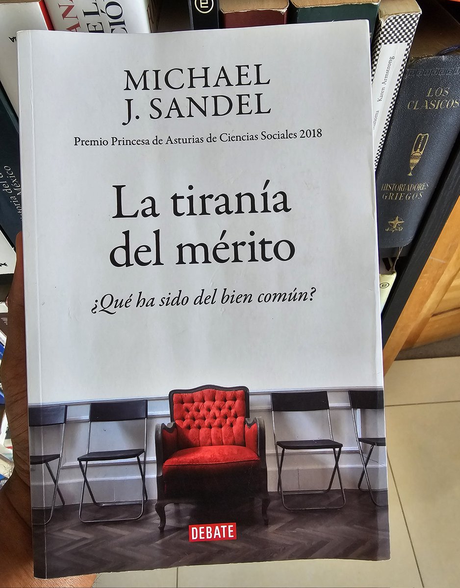 Recomiendo este buen libro del profesor Sandel. El núcleo de esta obra plantea algo clave para hoy que es recuperar un debate colectivo centrado en la virtud cívica de raigambre republicana. Para así superar el actual economicismo vacío que despolitiza todo actualmente. 1/3