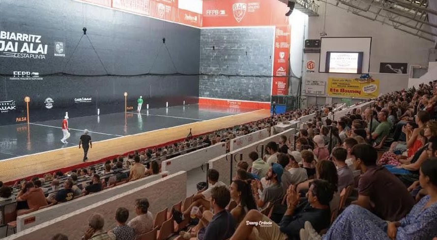 JaiAlaiNews's tweet image. 🙌GERNIKA, BIARRITZ eta DONIBANE-LOHIZUN aste honetan.

➡️Iparraldea eta Hegoaldea, Liga bakarrean batuta.

🏆Jai Alai League

📸Danny Erdocio eta Jai Alai News

#jaialai #zestapunta #pilota #jaialaileague #euskalherria