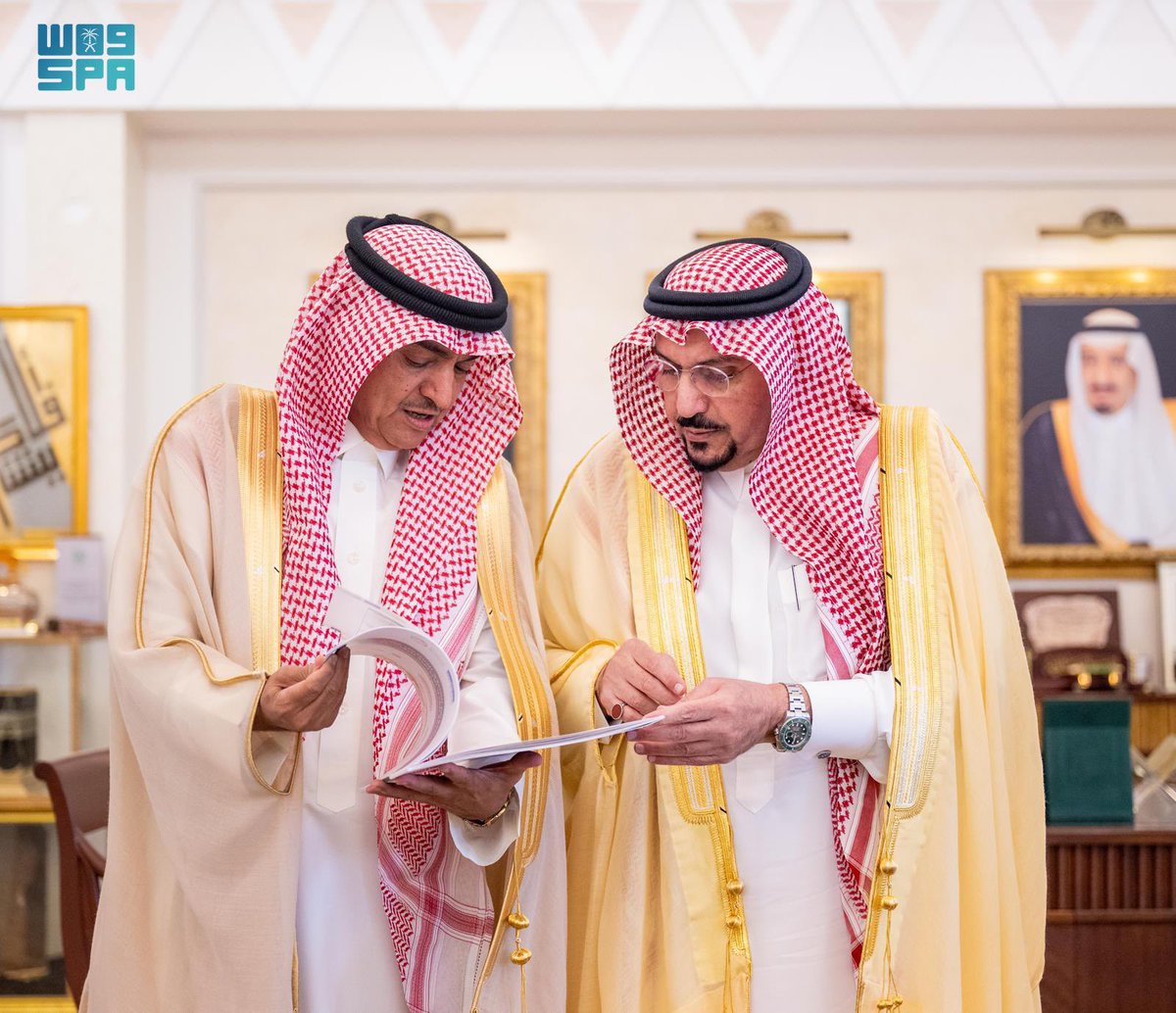 أمير الوفاء ..

قامةٌ سامقةٌ .
قيمةٌ متفرِّدةٌ .
تنبضُ بالإلهامِ ، وتشرقُ بالطمرحِ ، وتغدق بالحبِّ كلَّ حين  ..