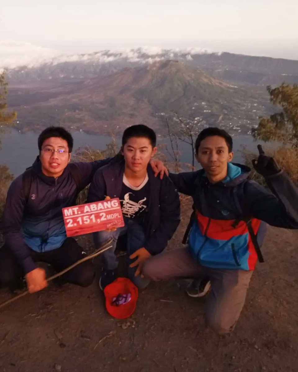 Walaupun jalur pendakiannya cukup bikin kewalahan, tapi BISA YURA, BISA!! 🤩