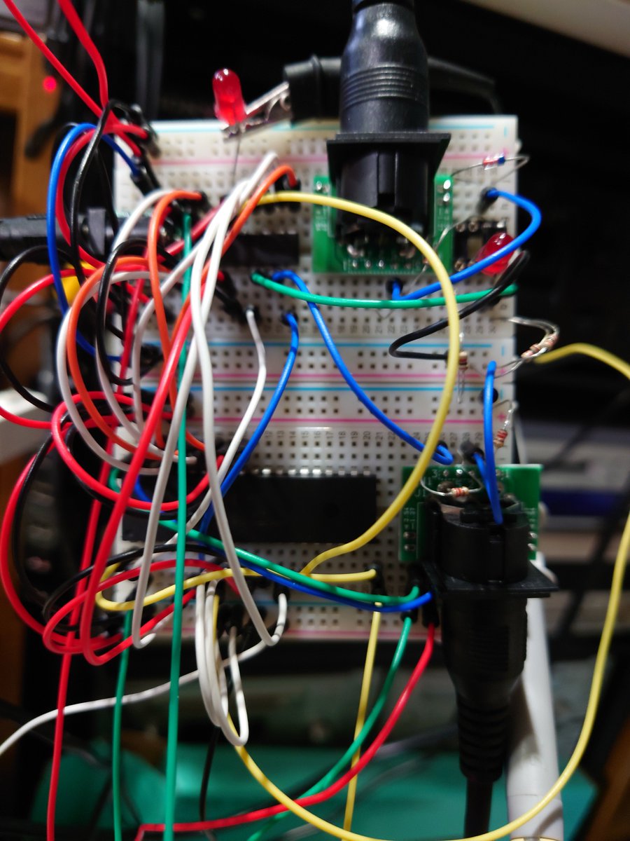 KM_Nonchan's tweet photo. MIDI Matrixなんつーものを作ろう作ろうと思ってはや10年も経ってしまったので、当時PIC16F877だったのを627Ax4で4in、16F18877で16outに設計変更して1in1outからテストしてるけど既にスパゲッティ状態…。
いやなんか今更だけどPIC18F27Q43なら1チップでいけたのではとか思ったけど作り直すの面倒…。 https://t.co/Q53MM5cmzI