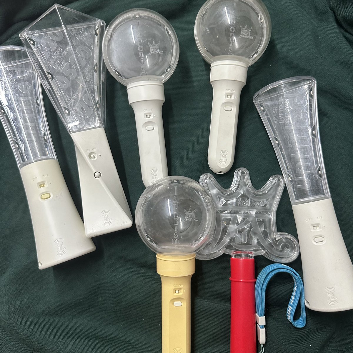 PeachTubi's tweet photo. WTS/ LFB

Arashi Lightsticks

RFS: sobra don sa nabili kong box of LS last April

Note: They are not in pristine condition, with yellow stains and scratches but all are working. Prices are on the pic na

For Lalamove/JNT only. 

#Arashi #ArashiPH #PhOnly https://t.co/NCfGy44EII