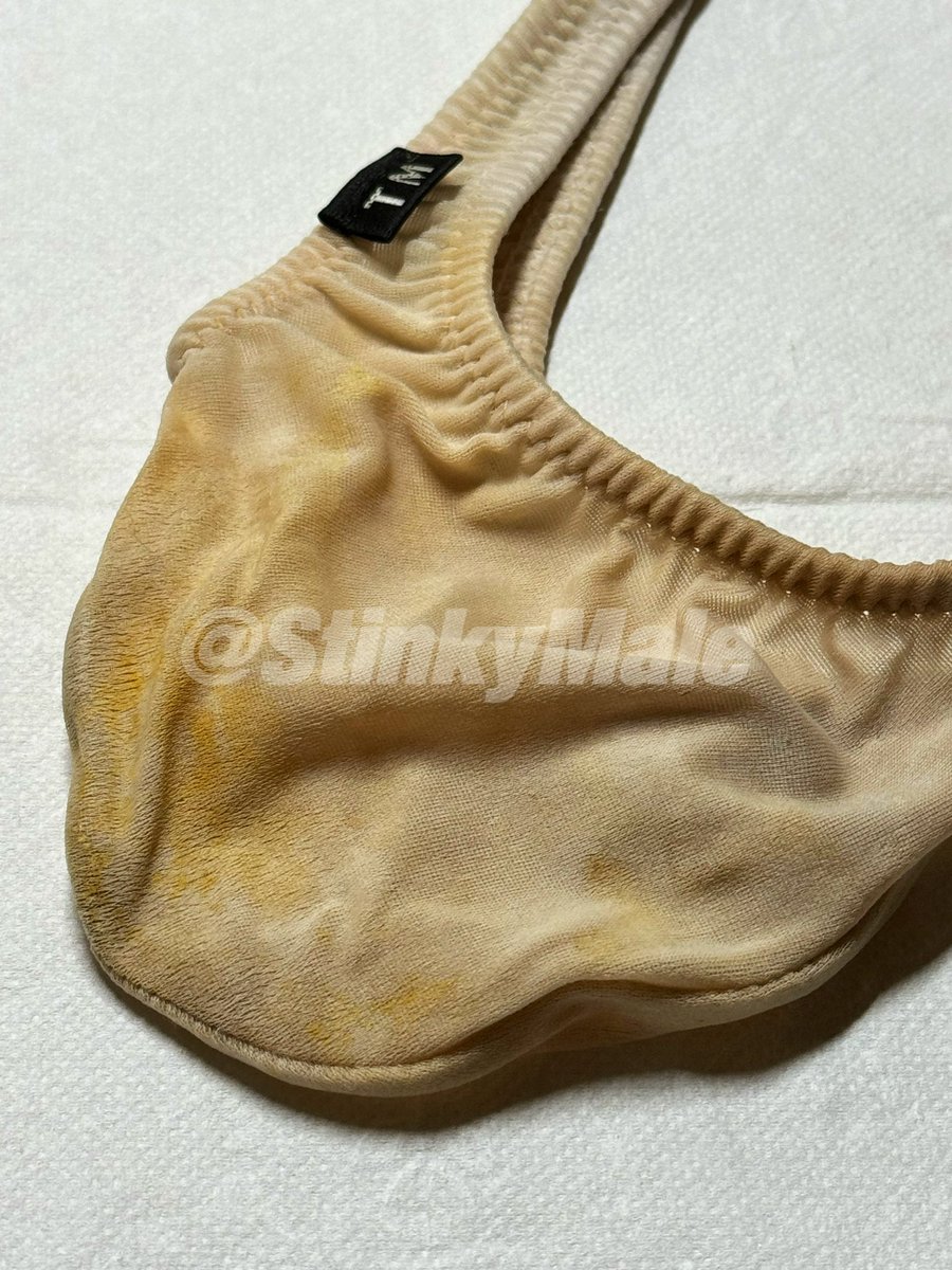 一个月的特浓内裤，完全裹上包皮垢，再加上一次次喷出但又靠体温烘干的浓郁精液。谁能看出这条米黄色的丁字原本是纯白色的哈哈！已经被浸透，吸收了强烈的臭味，经过发酵后，轻吸一口就能让骚狗勃起。想大吸特吸 把爸爸污垢清理干净的可私！