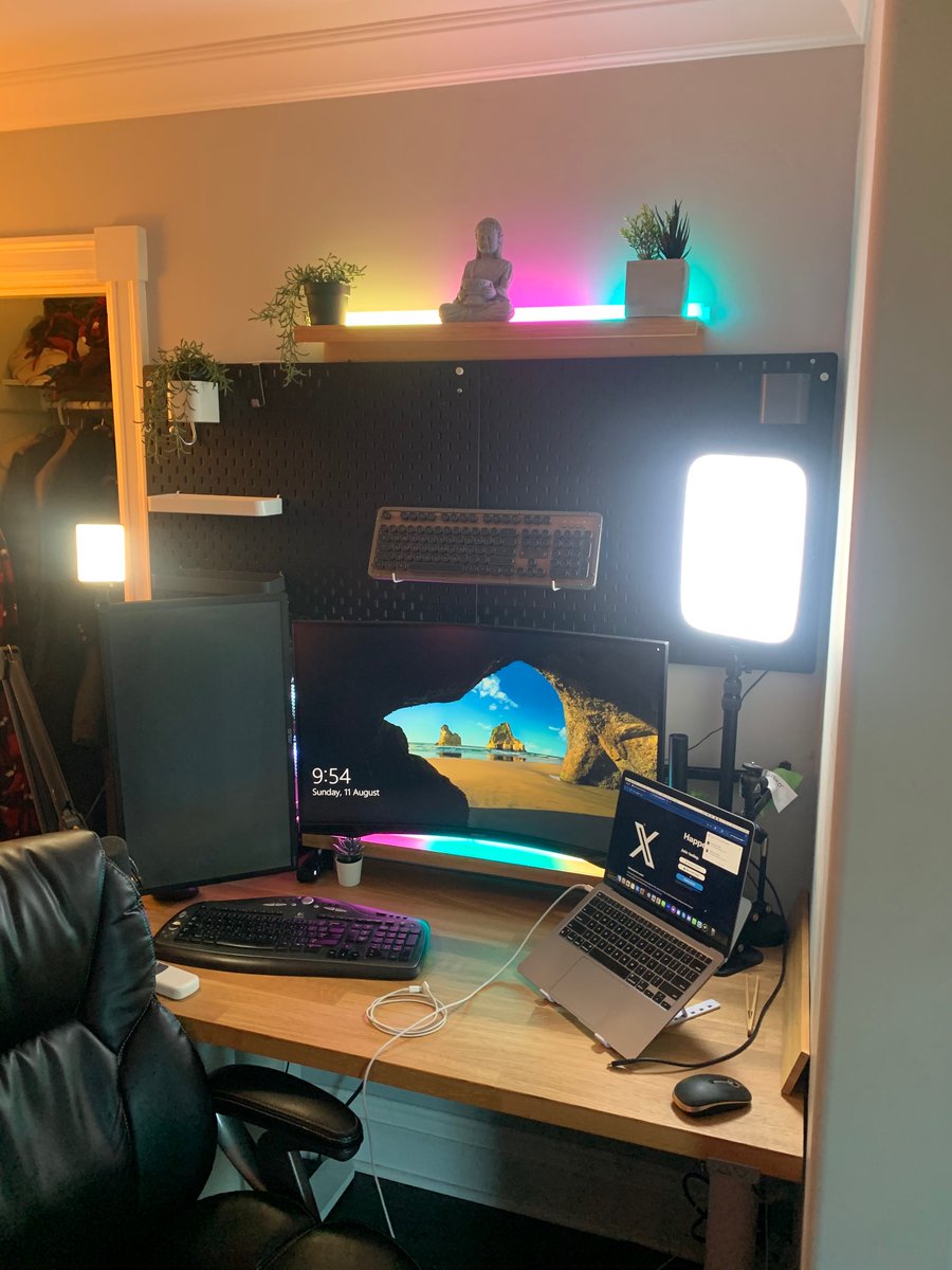 Bindles90's tweet photo. Streaming from my friends house #elitesetup

Join @Emo__Cowboy and I at 12EST for Best Ball Brunch over on @TheFFSanctuary 🤙 https://t.co/uuQDWXvlEr