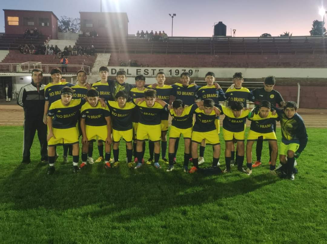 pordeporte33's tweet photo. Liga de T. y Tres debuta con victoria en Sub 15, ganando en casa por 5 a 1 a Rio Branco.
Estadio CEC, 10/08/24
Treinta y Tres 5 (4' Diego Gómez, 39' Santiago Mieres, 67' Facundo Avila, 75' Facundo Rado, 87' Luis Cardozo, Autogol) x 1 Río Branco (84' Kainan Da Silva). https://t.co/bBZT7GGlbf