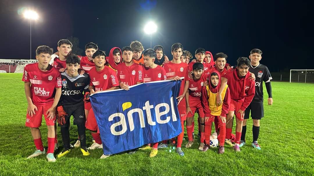 pordeporte33's tweet photo. Liga de T. y Tres debuta con victoria en Sub 15, ganando en casa por 5 a 1 a Rio Branco.
Estadio CEC, 10/08/24
Treinta y Tres 5 (4' Diego Gómez, 39' Santiago Mieres, 67' Facundo Avila, 75' Facundo Rado, 87' Luis Cardozo, Autogol) x 1 Río Branco (84' Kainan Da Silva). https://t.co/bBZT7GGlbf
