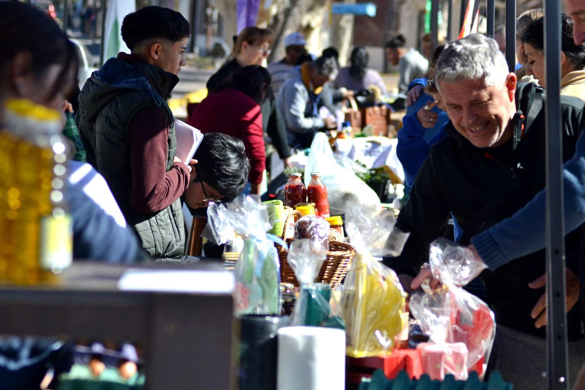 MaipuMunicipio's tweet photo. ✨Feria de productores en Gutiérrez 

🫱🏼‍🫲🏻 Conecta directamente con los productores locales, acortando la cadena de intermediarios.

👌🏼Compra a precios accesibles y justos, apoyando a nuestra comunidad. https://t.co/mX4lxdUk6b