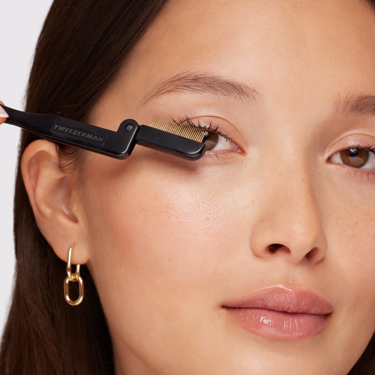 his makeup staple easily glides through the lashes to remove excess mascara and prevent clumps.
tweezerman.visitlink.me/9dfG34