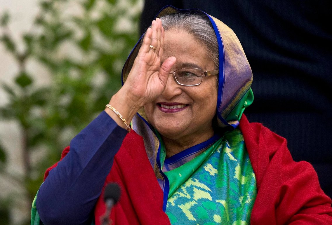 La expansión del Islam radical - ¿Qué está sucediendo en Bangladesh?
🇮🇳🔥🇧🇩
- Tras una incontrolable revuelta, la Primera Ministro Sheikh Hasina (foto 1) huye de Bangladesh, un país habitado por casi 170 millones de personas, un 91 % de ellas musulmanes, un 8 % de hindúes y el