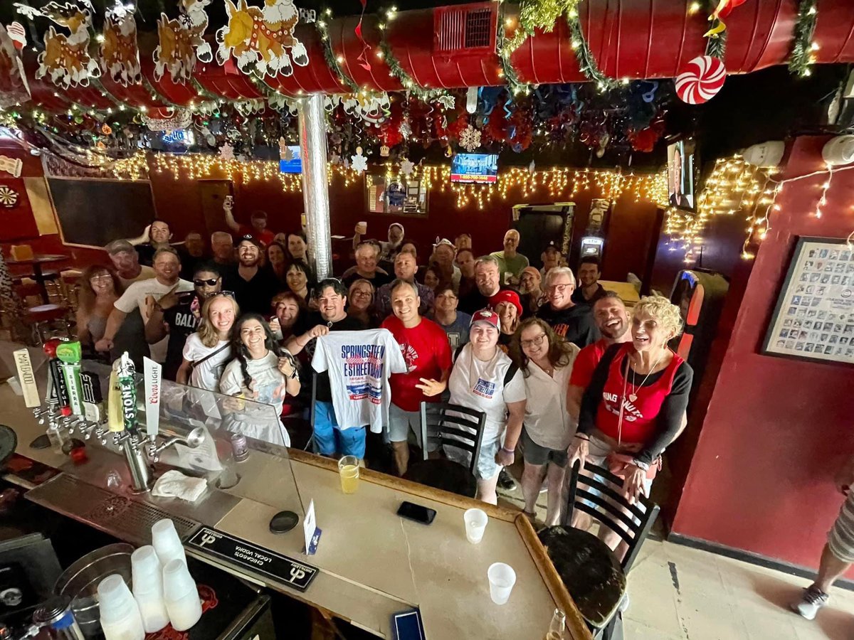 smithkc21's tweet photo. From FB memories this morning.
Pre-show gathering of the Nuts before night 2 at Wrigley Field last summer. I spy you back there raising your glass @markdmotz 🍻😁🎸🎷🎶

#Springsteen #SpringNuts #Chicago #WrigleyField https://t.co/j0Uy6sh4t2