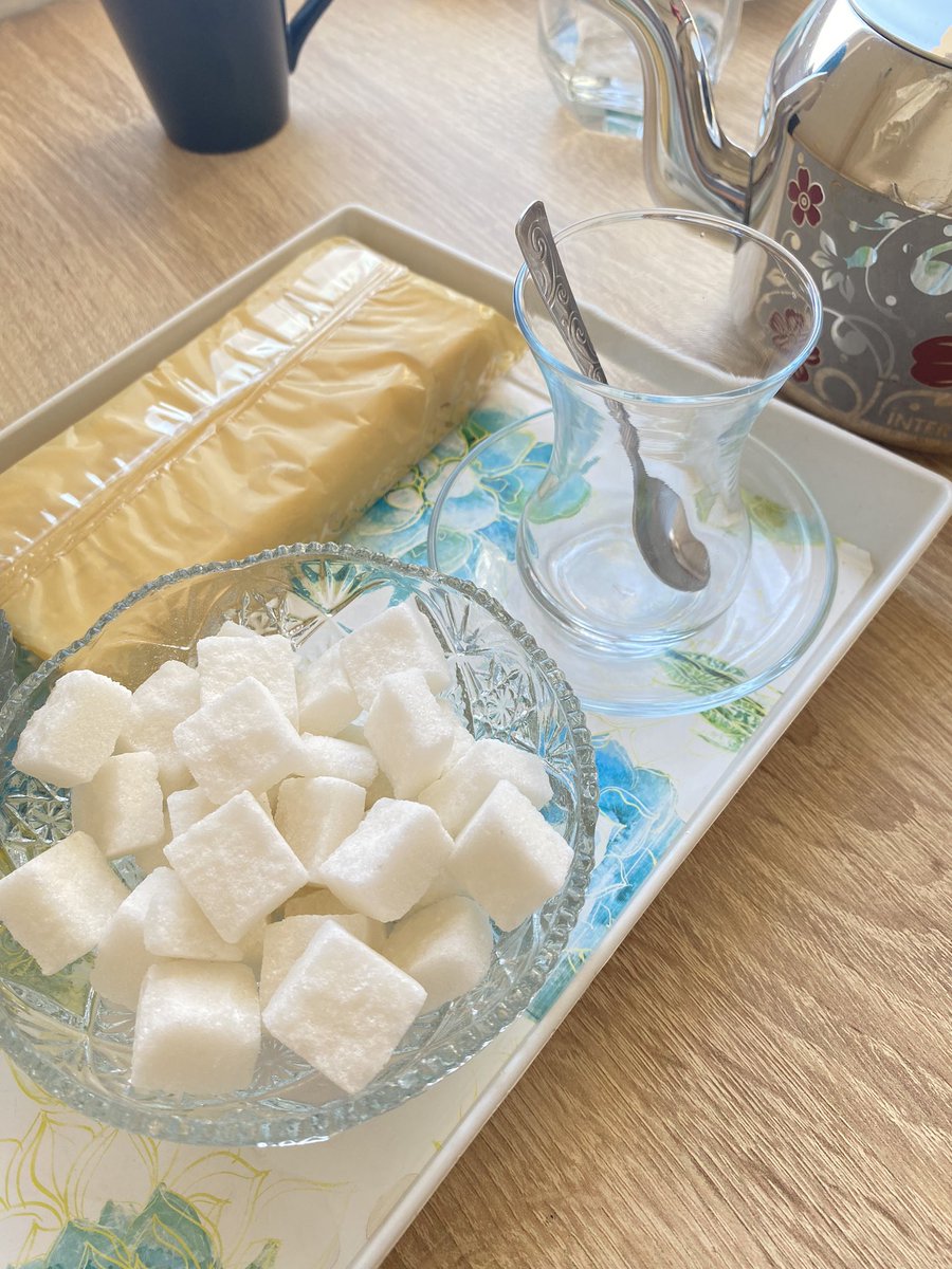 Evden taşınıyorum diye her şeyi paketledim ama karşı komşum durmadan bir şeyler getiriyor. Bu evden taşınınca en çok karşı komşumu özleyeceğim. Böyle nezaket ve iyilik dolu hareketler karşısında ölebilirim.🤍