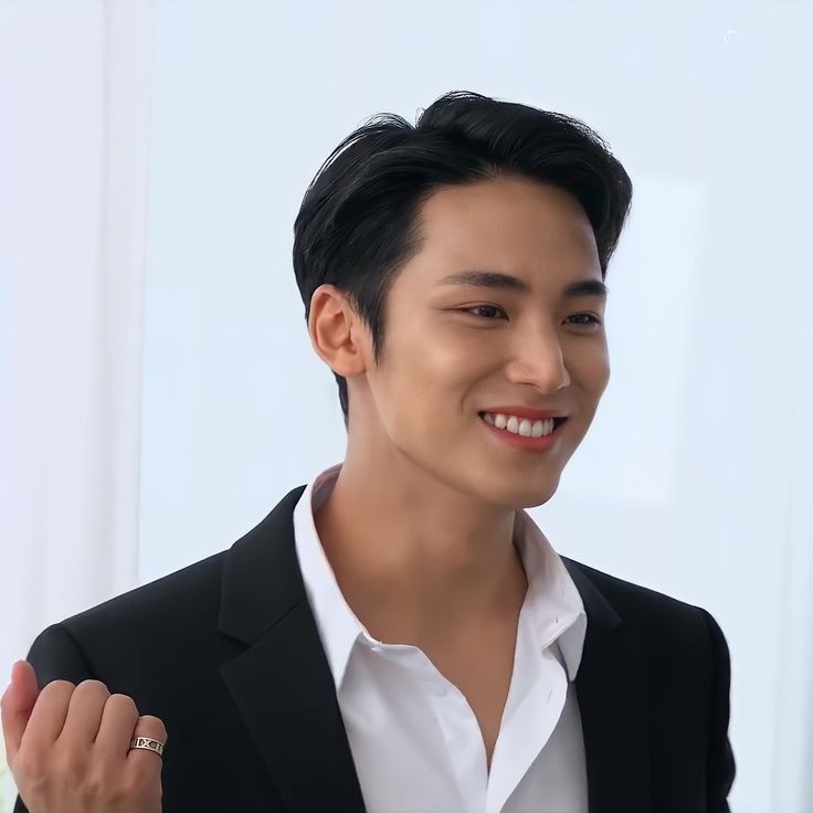 mingyuwe's tweet photo. @zuyeoms @mysharcn Arslan tersenyum sambil menundukkan kepalanya berterima kasih seraya menerima sertifikat pernikahan. "Terima kasih banyak, Priest" Kemudian tersenyum lepas menoleh ke arah istrinya sejenak, lalu melihat ke para tamu undangan di sekeliling.

#ArliciaVows
( @zuyeoms ) https://t.co/EQ9zwoTL1n