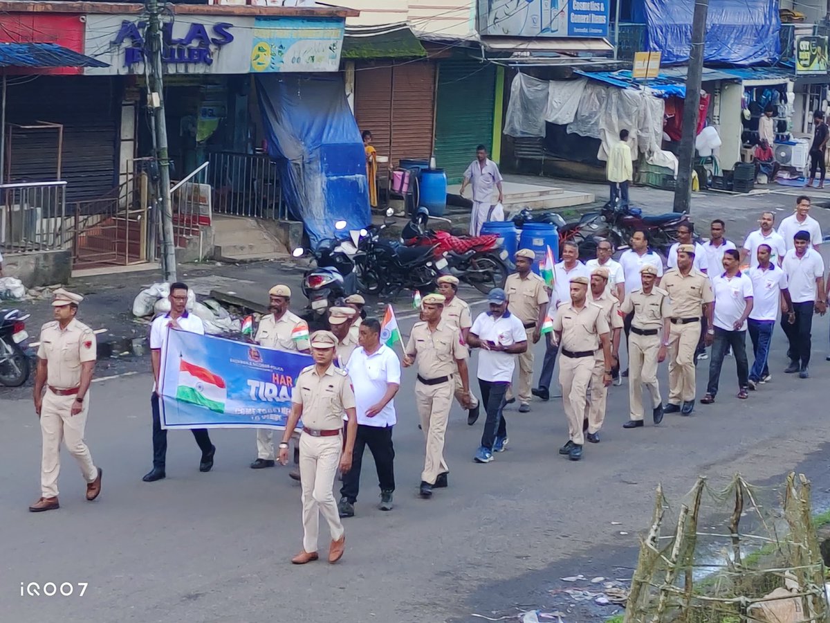 AndamanPolice's tweet photo. Pad Yatra by SA District Police showcasing pride in our National Flag!

As part of the 'Har Ghar Tiranga' campaign, PS Bambooflat of South Andaman District Police led a Pad Yatra on 11/08/2024. Our team walked with pride, showcasing our deep respect for the National Flag and our commitment to serving the community better.
#HarGharTiranga
#IndependenceDay2024
#PolicePublicPartnership

दक्षिण अंडमान जिला पुलिस द्वारा हमारे राष्ट्रीय ध्वज पर गर्व प्रदर्शित करते हुए पद यात्रा!

'हर घर तिरंगा' अभियान के तहत, दक्षिण अंडमान जिला पुलिस के बंबूफ्लैट थाना द्वारा दिनांक ११/०८/२०२४ को एक पद यात्रा का आयोजन किया गया। हमारी टीम ने गर्व के साथ चलते हुए राष्ट्रीय ध्वज के प्रति अपनी गहरी श्रद्धा और समुदाय की बेहतर सेवा करने के प्रति अपनी प्रतिबद्धता को प्रदर्शित किया।