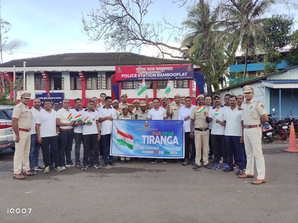 AndamanPolice's tweet photo. Pad Yatra by SA District Police showcasing pride in our National Flag!

As part of the 'Har Ghar Tiranga' campaign, PS Bambooflat of South Andaman District Police led a Pad Yatra on 11/08/2024. Our team walked with pride, showcasing our deep respect for the National Flag and our commitment to serving the community better.
#HarGharTiranga
#IndependenceDay2024
#PolicePublicPartnership

दक्षिण अंडमान जिला पुलिस द्वारा हमारे राष्ट्रीय ध्वज पर गर्व प्रदर्शित करते हुए पद यात्रा!

'हर घर तिरंगा' अभियान के तहत, दक्षिण अंडमान जिला पुलिस के बंबूफ्लैट थाना द्वारा दिनांक ११/०८/२०२४ को एक पद यात्रा का आयोजन किया गया। हमारी टीम ने गर्व के साथ चलते हुए राष्ट्रीय ध्वज के प्रति अपनी गहरी श्रद्धा और समुदाय की बेहतर सेवा करने के प्रति अपनी प्रतिबद्धता को प्रदर्शित किया।