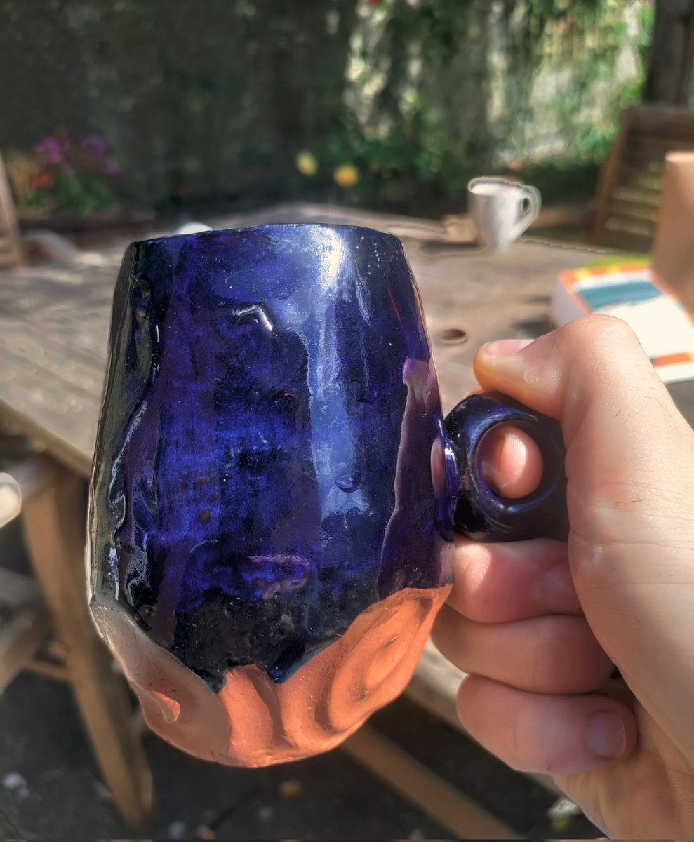 Can't beat tea in a handmade mug by @thalianitzdraws !