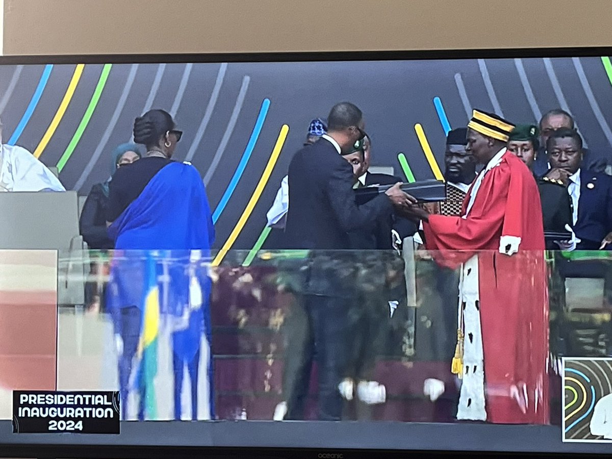 isangostar's tweet photo. Perezida Paul Kagame yarahiriye  kuyobora u Rwanda muri manda y’imyaka itanu. Yarahijwe na Dr Ntezilyayo Faustin, Perezida w’Urukiko rw’Ikirenga, mu birori byabereye muri Stade Amahoro. https://t.co/L4PFwd3Jkr