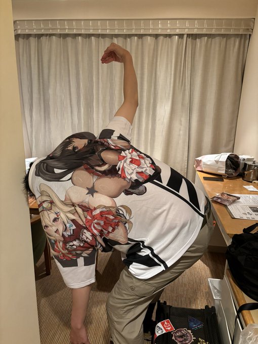 Tシャツ色合いいいです。
着るのに勇気いります 