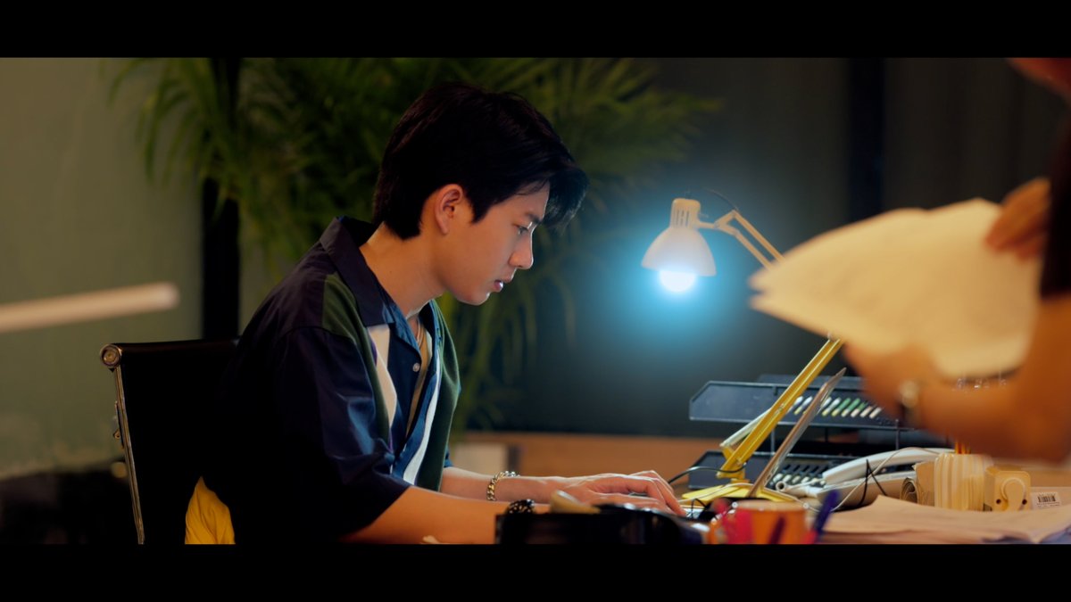 GMMTV's tweet photo. ได้เวลาเลิกงานแล้ว แต่พี่เจนก็ยังไม่กลับ นั่งทำงานแบบเครียด ๆ แบบนี้ มีเด็กคนนั้นเค้าเป็นห่วงน้าา 🫳🏻💖✨
#TheTraineeSeriesEP7
@off_tumcial @AtthaphanP @view_benyapa https://t.co/EOk6QdpJ4g