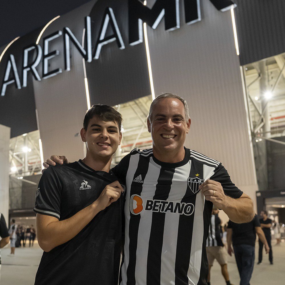 Atletico's tweet photo. 🖤🤍 Um feliz dia pra todos os papais Atleticanos que, de geração em geração, transmitem o amor pelo #Galo para os seus filhos! https://t.co/do7j2zKZxR