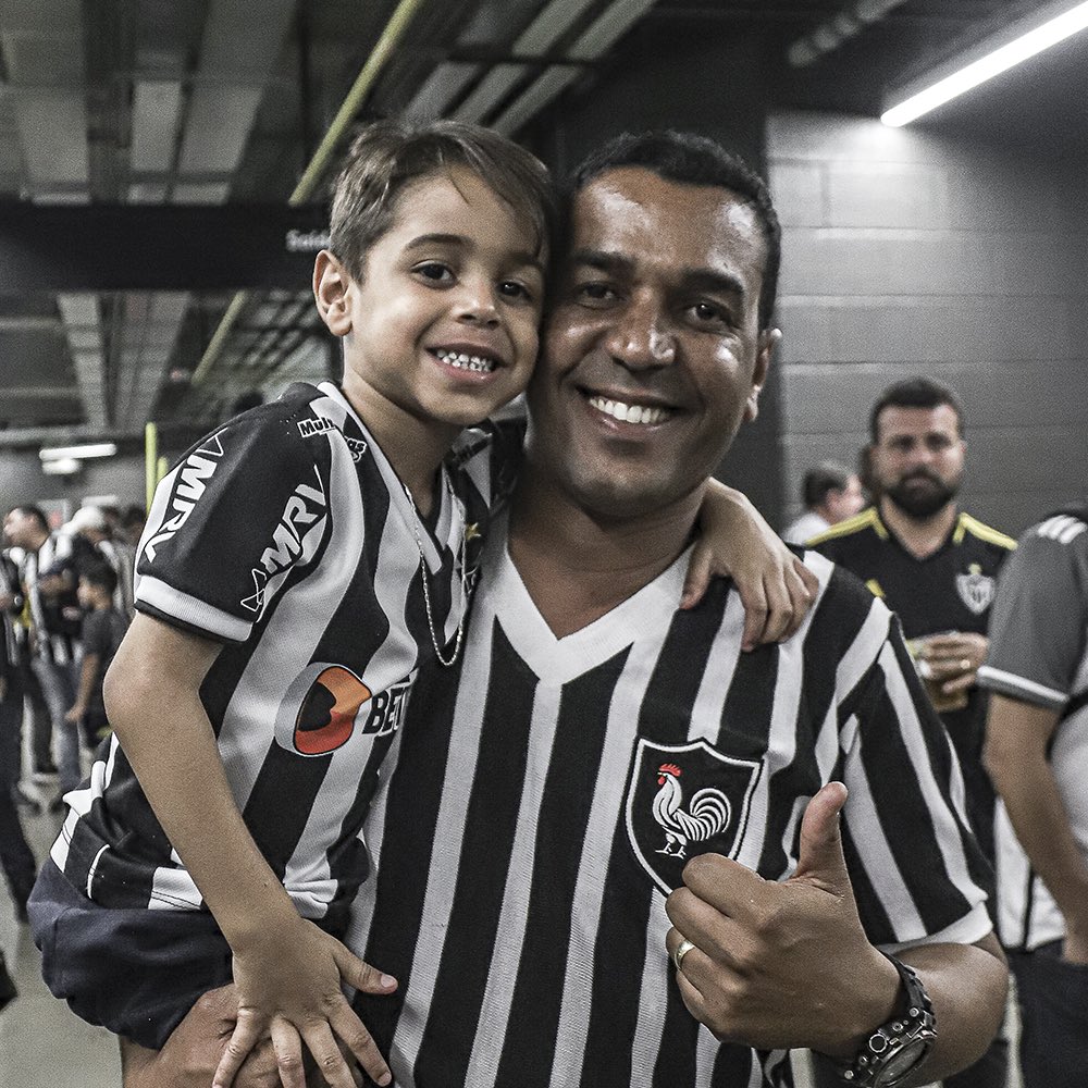 Atletico's tweet photo. 🖤🤍 Um feliz dia pra todos os papais Atleticanos que, de geração em geração, transmitem o amor pelo #Galo para os seus filhos! https://t.co/do7j2zKZxR