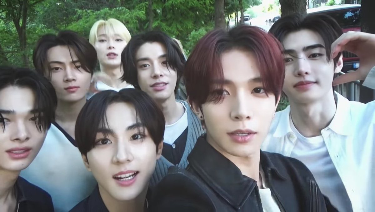 FAVORIKEU's tweet photo. USN ENGENES YANG SAYANG BANGET BANGET BANGET SAMA ENHYPEN ☝🏻

— a thread https://t.co/y3ekLaegHY