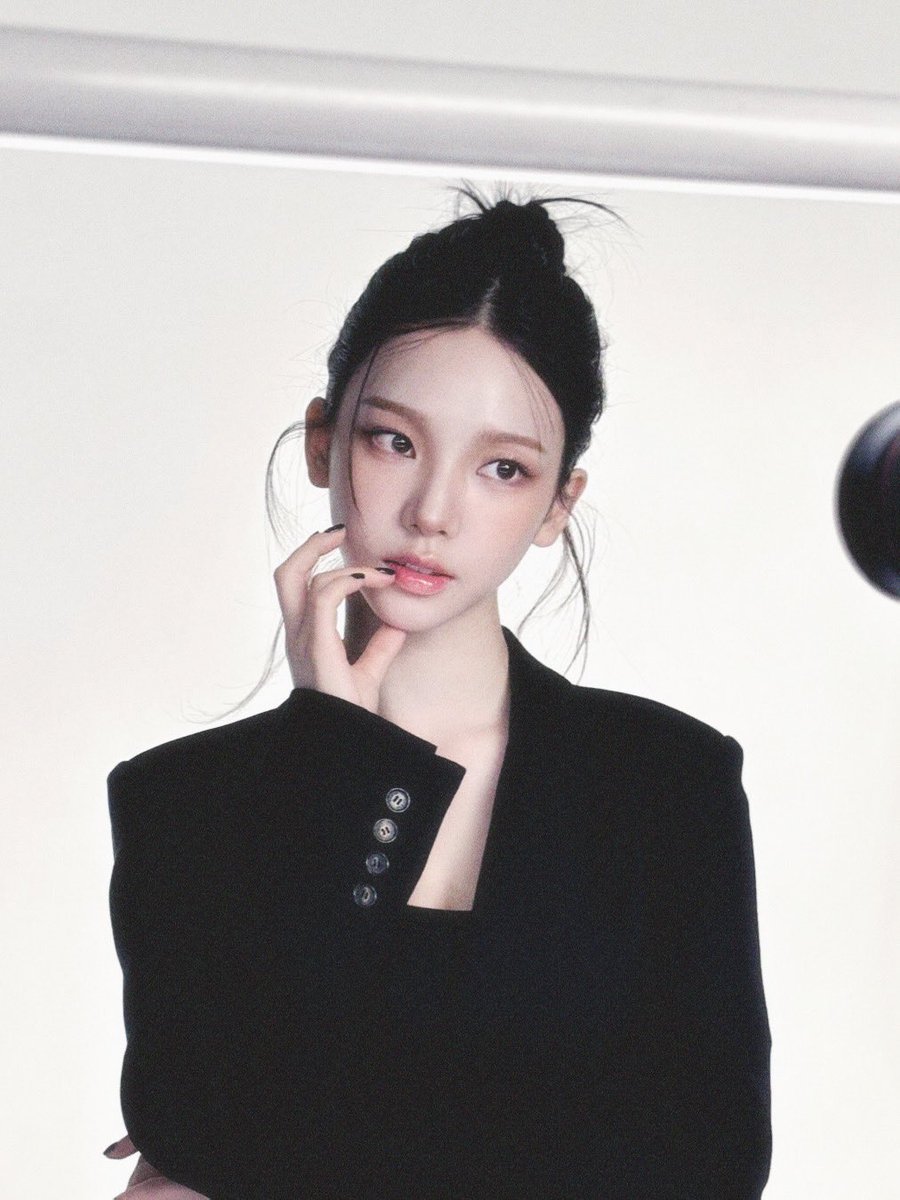 kacrinayu's tweet photo. —— Elegance is an attitude. 배경은 콘크리트 바닥과 흰색 배경이 있는 실내 공간으로 보여 캐주얼하거나 편안한 환경을 제안합니다. 그녀의 자신감 있는 포즈와 대담한 패션 선택은 트렌디하고 도시적인 스타일을 반영합니다  ♡ྀི ₊ https://t.co/puV33M6Rtl