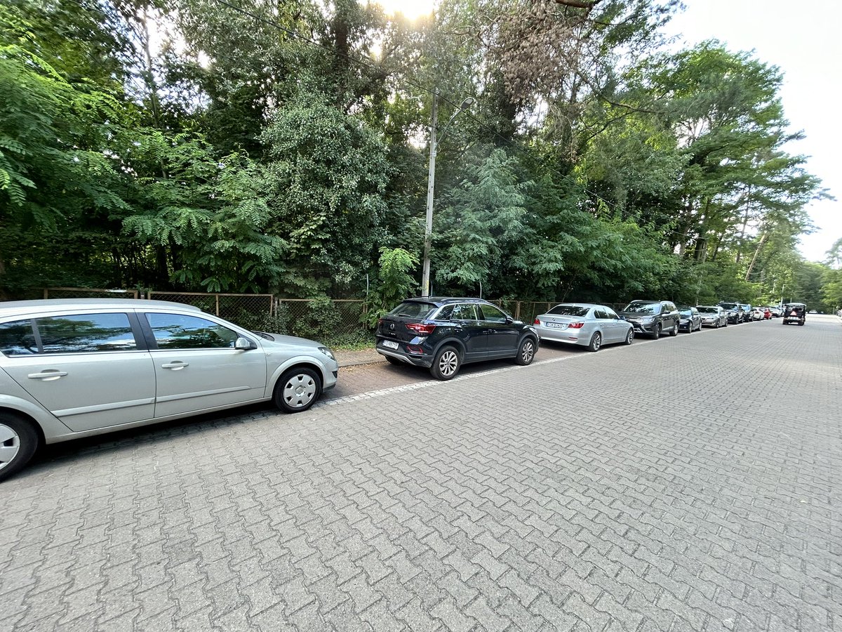 piotrektech's tweet photo. Bo jak wiemy, na ścieżce rowerowej parkować nie wolno, ale jak bardzo się chce to można.  Zawsze ciekawi, dlaczego w takie miejsca nie przyjeżdża policja i wstawia mandatów. https://t.co/MN5m01LNwp