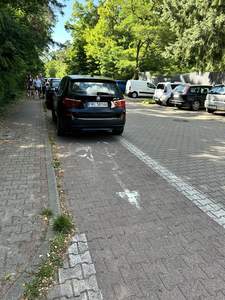 piotrektech's tweet photo. Bo jak wiemy, na ścieżce rowerowej parkować nie wolno, ale jak bardzo się chce to można.  Zawsze ciekawi, dlaczego w takie miejsca nie przyjeżdża policja i wstawia mandatów. https://t.co/MN5m01LNwp
