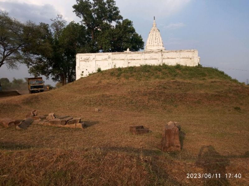 563Rajendra's tweet photo. महाराष्ट्र के पवनी के पास एक टीले पर जगन्नाथ मंदिर है.( चित्र 1 )

नागपुर विश्वविद्यालय ने 1969 में टीले की खुदाई कराई.

पता चला कि जगन्नाथ मंदिर एक 38 मीटर व्यास के स्तूप पर बना है.

स्तूप के स्तंभ पर उत्कीर्ण मुचलिंद नाग जो बुद्ध के सिंहासन की रक्षा कर रहे हैं. (चित्र 2) https://t.co/GJRPqETUob
