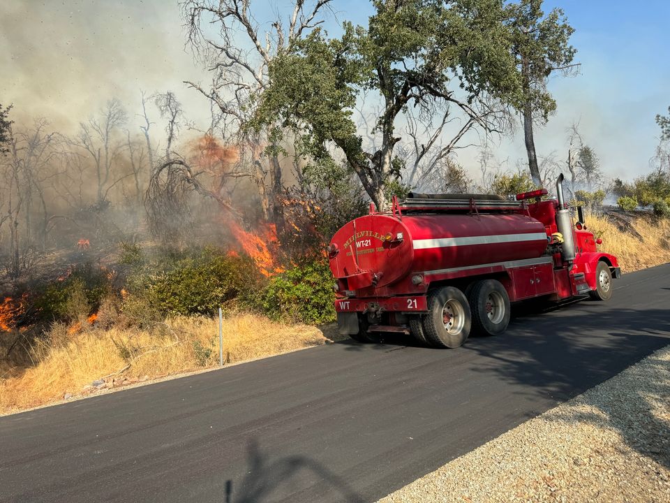 KRCR7's tweet photo. #update #lowerfire: Per the Shasta County Sheriff's Office's last update, at 9 p.m. last night, only one evacuation ORDER remains in place at this time. However, many evacuation WARNINGS remain in place.
Details: https://t.co/6BLEPbn9Ek
πΈ: @krcrphoto https://t.co/9NzETuzSWh