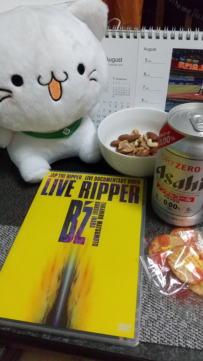 40ltoh_bztak178's tweet photo. 贔屓チームが負けて悔しい花いちもんめ の時はるーびー(ノンアル)片手にB'zの円盤を鑑賞して悔しさを忘れます🍺
今回はべるーにゃも一緒に見ます(=>ω<=)/(※るーびーは飲ませません 笑)
#Bz
#takmatsumoto
#koshiinaba
#liveripper
#japtheripper
#渚園
#べるーにゃ https://t.co/PnBNCN2GX5