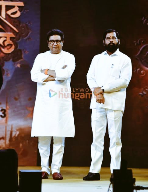 _marathibeat's tweet photo. कुठे आमचे पक्षप्रमुख उद्धव साहेब ठाकरे खंबीर पणे ऊभे राहून हुकूमशाहीविरोधात लढा देणारे योद्धा आणि ..
कुठे हे ED ला घाबरुन दिल्लीच्या अब्दाली शहा समोर लोटांगण घालणारे महाराष्ट्र द्रोही.👇 https://t.co/1aIdxh2Oba