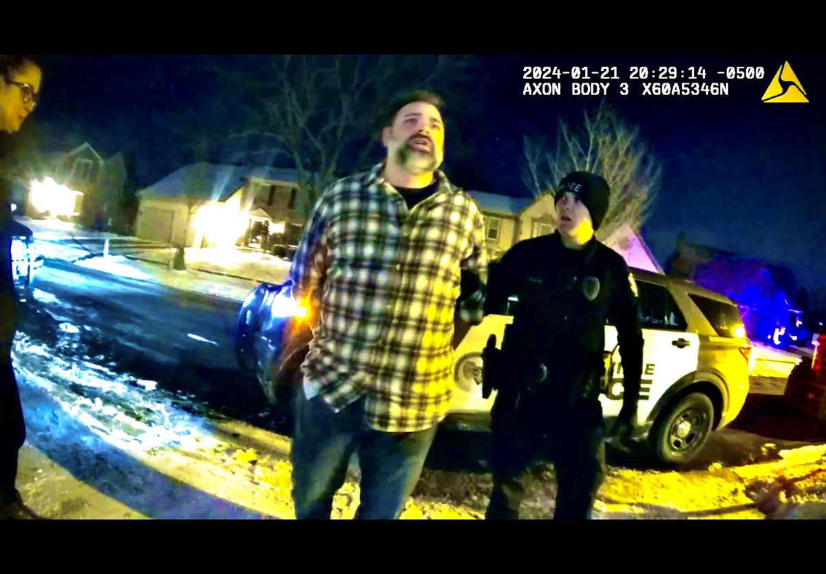 Wowthatswild_'s tweet photo. @TheOfficerTatum Police impersonator pulls over a civilian 🤯
https://t.co/M6ZcibYHPv https://t.co/7588Zfs1HP