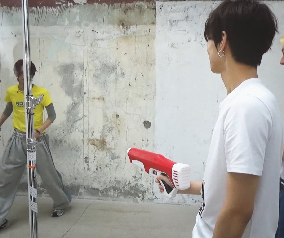 뒷모습에서 장난기 그릉그릉 한거 느껴짐