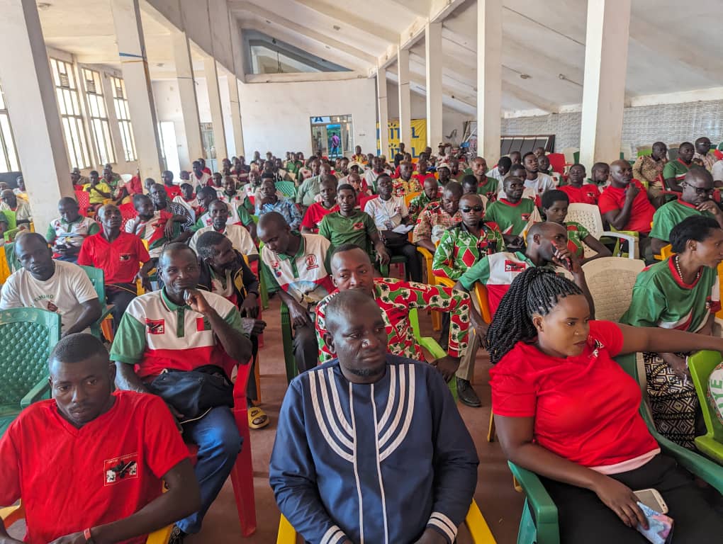 Les membres du parti <a href="/CnddFdd/">CNDD-FDD</a> de la commune élargie de <a href="/Bukinanyana/">Bukinanyana Georgett</a> se sont réunis à Buganda pr faire l'évaluat° des réalisations de ce parti sur ttes les collines de ladite commune selon les promesses de la campagne. Natif de cette commune, SN Emery Landry Nyandwi a y pris part.